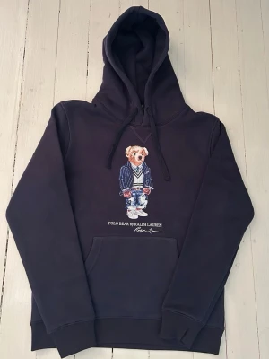 Ralph Lauren polo bear hoodie storlek S  - Hej! Säljer denna riktigt schyssta polo bear hoodie från Ralph Lauren. Den är i storlek M men sitter en storlek litet och passar därför som en S. Den är endast använd någon enstaka gång och är därmed i ett nyskick (om den ser fläckig/ solblekt ut så är det endast pga dåligt fotoljus). Original lappar och påse finns kvar och medföljer naturligtvis vid köp. Jag fraktar alltid snabbt! Mvh
