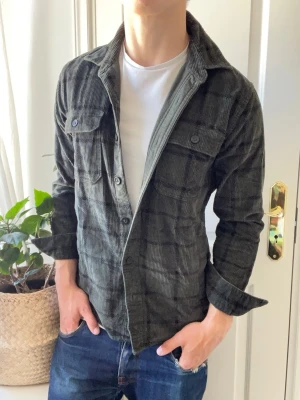 Hollister overshirt  - Hollister overshirt - Manchester. Inga defekter! Modellen i bilderna är 180 cm 75 kg och bär Storlek S , Kom med frågor! 🌟 (Kan gå ned i pris vid köp av paket 😉) 