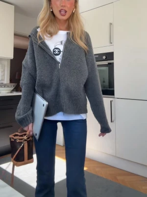 Grå stickad hoodie  - Mysig grå stickad hoodie från Bik Bok med dragkedja framtill och huva. Super fin och mycket billigare än originalpris