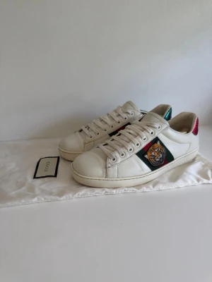 Gucci Ace Tiger - Säljer ett par riktigt snygga gucci ace tiger sneakers | Storlek 42 - fråga om innermåt vid osäkerhet | Dustbag ingår | Ställ gärna andra frågor vid minsta fundering 🙌