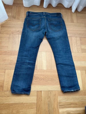 Diesel jeans  - Riktigt schyssta, raka diesel jeans. Jeansen är i bra skick förutom bak vid hälen där de dragits upp lite (sista bilden) nypris ca 3000kr. Storlek W 32 L 34 ( korta i längden, ungefär mellan 30 o 32 ) Bara höra av sig för med info! 
