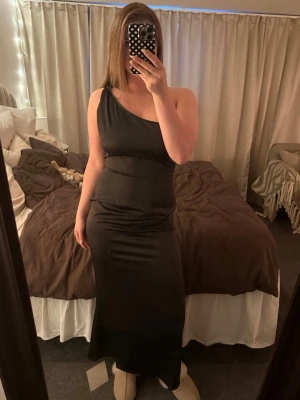 Svart oneshoulderklänning från Adoore - Supersnygg svart långklänning från Adoore i modellen Vigo Dress. Klänningen har en elegant oneshoulder-design och figurnära passform. Nypris 1495kr🌻