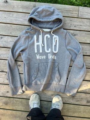 Hollister holdie - Riktigt chill hollister Hoodie. Riktigt fint skick liten skavank på armen men ej något som syns. Sitter mycket mer som en M