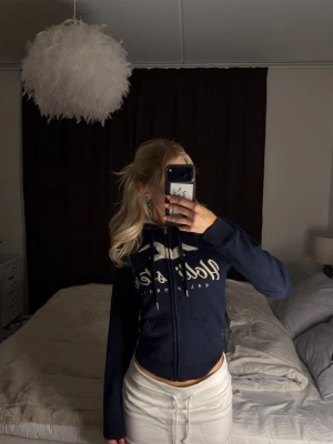 Mörkblå zip-hoodie från Hollister - Marinblå zip hoodie från Hollister i storlek XS (passar även S). Mjuk och fluffig invändigt (se bild 3), den håller dig varm och gosig! Har varit en av mina favoriter i garderoben.💞