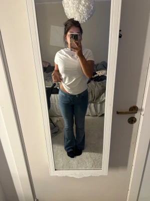 Blå bootcut jeans med låg midja - Säljer ett par blå bootcut jeans med låg midja och klassisk femficksdesign. storlek M/32 de är ner klippta så passar perfekt för folk som är 150cm 