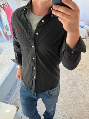 Ralph Lauren skjorta slim fit  - Ralph Lauren | Mycket bra skick | Size - M | Nypris 1600 mitt pris 499 | Hör av dig vid minsta fråga eller fundering📩