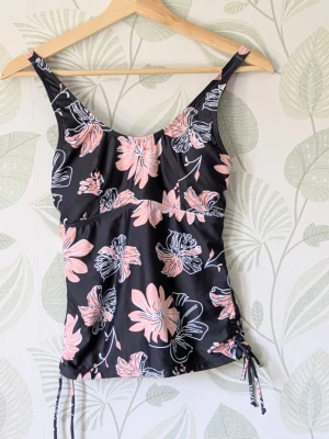Tankini Bikini Badlinne Storlek S-M - - Storlek M men passar mer en S. - Vaddering i kupor som går att ta bort. - Elastisk. - Snören på sidorna. - Justerbara axelband. - Resår under byst. - Oanvänt. - Jag kan ha missat någon miniskavank men jag har försökt att granska så gott det går.. 