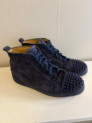 Christian louboutin skor - Schyssta dojor inför våren storlek 42 men passar även storlek 43 inga nitar saknas men har ingen box eller så