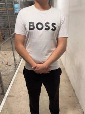 Boss T-shirt  - Han på bilden väger 93kg och är 180cm lång priset kan diskuteras. 