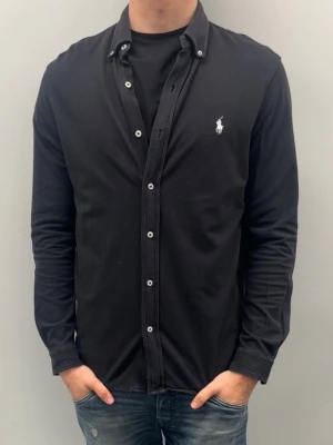 Ralph lauren skjorya - Ralph Lauren skjorta (Featherweight mesh) i fint skick utan defekter. Storlek L Modellen är 185 cm och väger ca 75 kg och den sitter bra. Skickas oftast samma eller nästa dag🚚📦