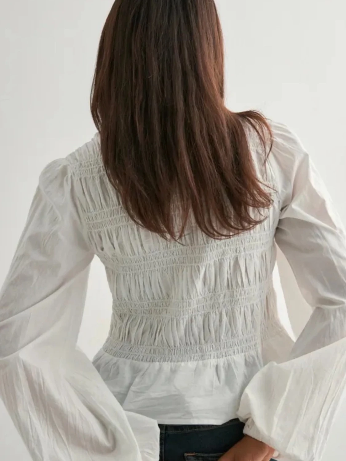 Vit blus med puffärm och smock - 3