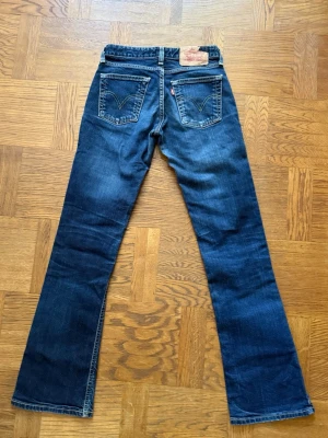Levi's bootcut jeans mörkblå - Skitsnygga mörkblåa lågmidjade jeans från levis. Säljer för att de är för små för mig. Storlek 27/34 