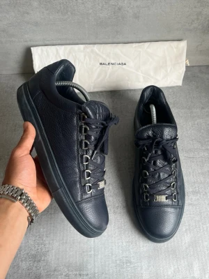 Balenciaga arena mörkblå skor - Mörkblå arenas som svin rare! | jätte bra skick och storlek 41 som passar 42+ | dustbag ingår! | skriv om du har frågor