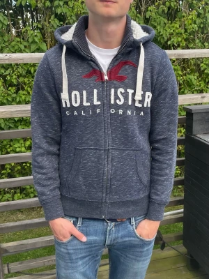 Hollister cardigan - Skön cardigan i teddy material Otroligt snygg och unik. Inga slitningar eller skador Strk XS, mer S skulle jag säga Modellen är 181cm & 68kg