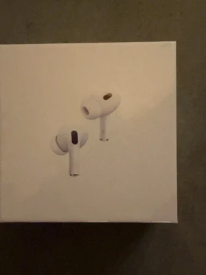 Apple AirPods Pro (2nd gen) USB-C - Säljer ett par Apple AirPods Pro (2nd generation) med MagSafe-laddningsetui och USB-C. Hörlurarna är vita, har en stilren och kompakt design med silikonproppar för bästa passform. Perfekta för dig som vill ha grymt ljud och brusreducering.Helt nya.