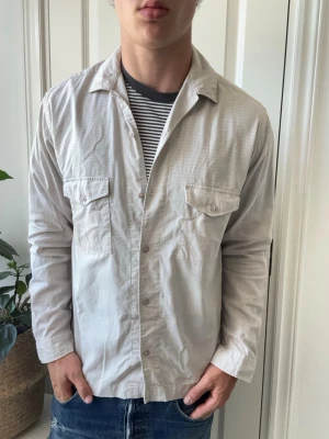 Jack and jones overshirt   - Jack and jones overshirt  - linen. Inga defekter! Modellen i bilderna är 180 cm 75 kg och bär Storlek M , Kom med frågor! 🌟 (Kan gå ned i pris vid köp av paket 😉) 