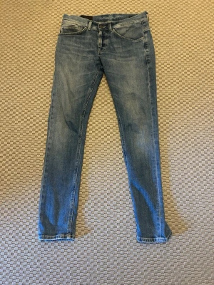 Dondup Jeans - Tja! Säljer mina Dondup jeans i passform ’George skinny fit’ eftersom jag växt ur dom. Skicket är fortfarande väldigt bra. Mvh Theo.