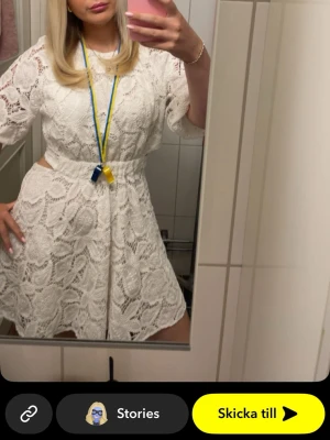  Säljer min fina studentklänning! Vit spetsklänning med cut out - Perfekt till studenten, en söt klänning men unik design med cut out i sidan och en öppnare rygg men knyte i midjan från Maje🤍🩷kostar 1500 nyköpt 