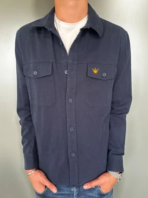 Blå overshirt  - Strl - L | Skick - 10/10 | Nypris - ca 1000kr | Vid minsta lilla fundering är det bara att höra av sig!