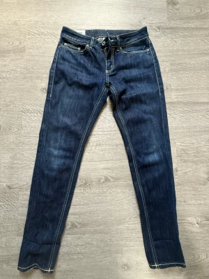 Mörkblå dondup jeans  - Säljer ett par mörkblå dondup jeans 