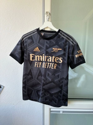 Arsenal fotbollströja  - Jättefint skick, inget att anmärka på, använd några gånger. Det är storlek 164cm men passar XS dam skulle jag säga. 