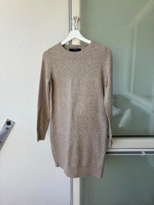 Brun stickad klänning - Aldrig använd, bara hängt i garderoben. Nyskick, passar både XS & S skulle jag säga. Nypris=450kr