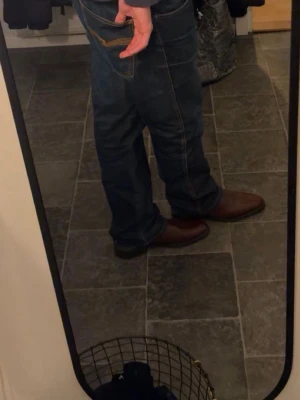 Nudie Raw LowSlimJim - Schyssta Nudies i ett väldigt bra skick! Hela byxan 100-103 cm. Midja 42-45 cm.