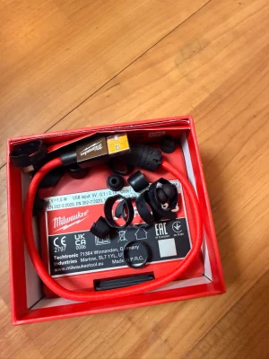 Milwaukee trådlös högtalare röd - Kompakt trådlös högtalare från Milwaukee i röd och svart plast med tydlig logga. Högtalaren har Bluetooth och laddas via USB. Medföljer en röd USB-kabel och flera svarta gummiringar. Perfekt för att ta med sig och spela musik trådlöst.