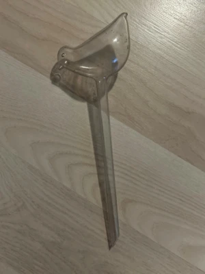 Vattenbehållare i form av fågel - Genomskinlig vattenbehållare i plast utformad som en fågel. Perfekt för att vattna krukväxter automatiskt. Enkel att använda, bara fyll med vatten och stick ner i jorden. Fågeln har en spetsig pinne som gör det lätt att placera i blomkrukan.