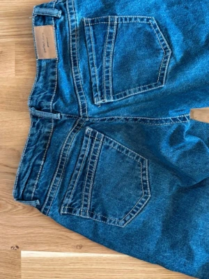 Klarblå straight jeans från Gina Tricot - Trendiga jeans med raka ben, smått baggy, med ultra low waist🥰