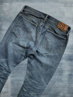 *RRL* Slim/Straight Denim - Ett par otroligt snygga jeans av märket Double RL! Lite av backtagen har gått upp. Storlek 30/30, utgå från måtten på sista bilden! Hör av dig vid frågor! 