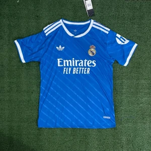 Real Madrid 25/26 - Hej, säljer denna snygga tröjan för ett bra pris! Skriv till om ni har några funderingar kring Tröjan!