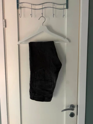 Svarta jeans från Tiger of sweden - Snygga svarta jeans med raka ben och klassiska bakfickor. Jeansen har en enkel design och är tillverkade i denim. Perfekta för dig som gillar en stilren look.