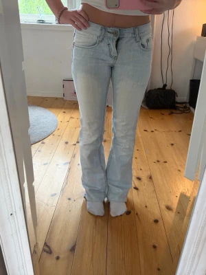 Ljusblå bootcut jeans  - Jättesnygga och i mycket bra skick, jeansen är uppsydda! Midjemått: 35cm och innerbenslängd:75cm💗