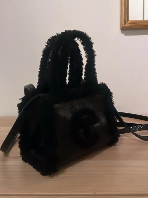 Telfar väska  - UGG X Telfar väska i svart (limited collab). Köptes för ca 2300 kr. Dustbag tillkommer