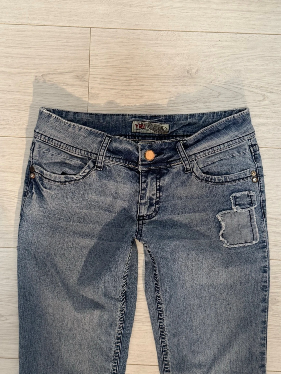 Low bootcut jeans med slitningar  - 3