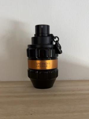 Spicebomb parfym från Viktor & Rolf - Säljer en parfym från Viktor+Rolf Spicebomb extreme med goda noter av Vanilj, Kanel, Tobak och Saffran 30ml kvar av 50ml. 