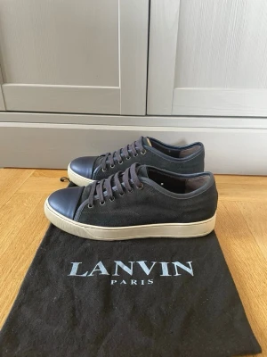 Lanvin Skor   - Hej! Säljer nu dessa väldigt snygga och eftertraktade Lanvin skor! Skorna är perfekt nu till sommaren. Storlek 43 Skick: 9/10 dustbag ingår Nypris: 5000 kr Säljs för: 1199kr