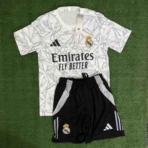 Real Madrid Tracksuit  - Säljer denna riktigt snygga tracksuiten för endast 429kr. Skriv till om ni är intresserade eller har några funderingar!