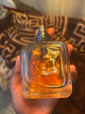 Stronger With You Intensely parfym - Stronger With You Intensely från Emporio Armani är en parfym med varm bärnstensfärgad vätska i en stilren, fyrkantig glasflaska med metallisk spraykork. Doften är intensiv och passar dig som gillar kraftfulla och moderna parfymer.