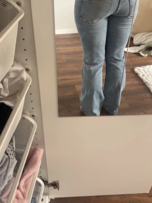 Ljusblå bootcut jeans - Säljer ett par ljusblå bootcut jeans. Jeansen har en snygg utsvängd passform nertill och är tillverkade i denim. Perfekta för dig som vill ha ett var basic jeans 
