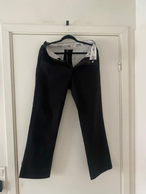 Svarta Dickies 874 chinos - Klassiska svarta chinos från Dickies, modell 874 Original Fit. Storlek 31 32 men jag är det och tycker dem sitter tajta på mig så skulle säga att man borde gå upp 1-2 storlekar från vanligt. 