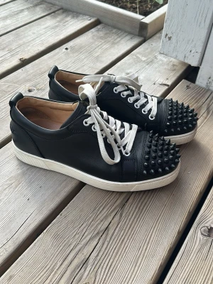 Svarta loubs  - Svarta louboutins, storlek 37/38. Extra snören och nitar ingår, ej kartong