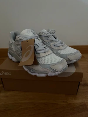 Vita Asics sneakers med mesh och mocka - Snygga vita Asics sneakers som kommer i orginal förpackningen!
