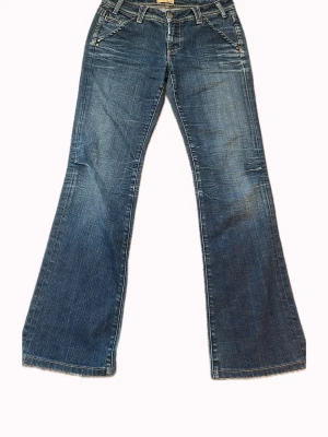 Blå bootcut jeans - Snygga blå vintage bootcut jeans från yanük. Står ingen storlek men de passar mig som har 38 super fina💙