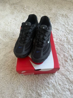 Nike Skor - Helt nya Nike Shox ride 2 i svart och blå. Skorna är i storlek 42 och pris kan diskuteras.