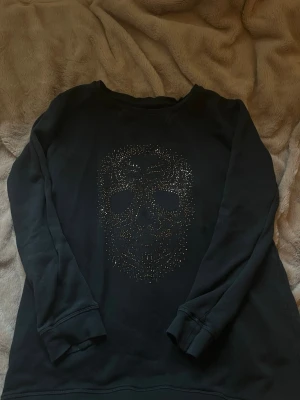 Svart sweatshirt från Zadig & Voltaire - Cool svart sweatshirt med skelett tryck från Zadig & Voltaire. Storlek M/L 