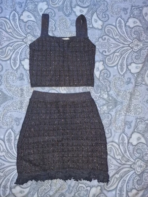 Set med topp och minikjol från Mango  - Supersött set med topp och kjol i old money/preppy stuk. Toppen har storlek L men passar mig som har S (liten storlek) kjolen är i storlek S och normal i storlek. Väldigt fint med söta pumps till 💕