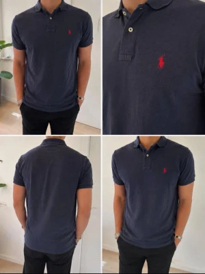Ralph Lauren pike  - Ralph Lauren pike i en snygg marinblå färg, perfekt nu till sommaren! Storlek S, Otroligt bra skick, väldigt få tecken på användning och har jättemycket kvar att ge!