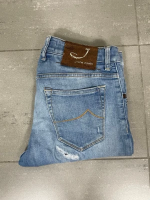 Jacob Cohën Jeans - Säljer nu dessa Jacob Cohën Jeans med snygga slitningar i populär design i modell Nick, med mått ca 39,5 o 102 cm. skriv för fler bilder/frågor🙌🏼